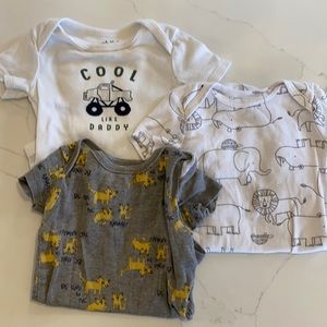 3-6 Month | 3 pack of onsies | Carter’s + Gerber  🦖 EUC Bundle discounts